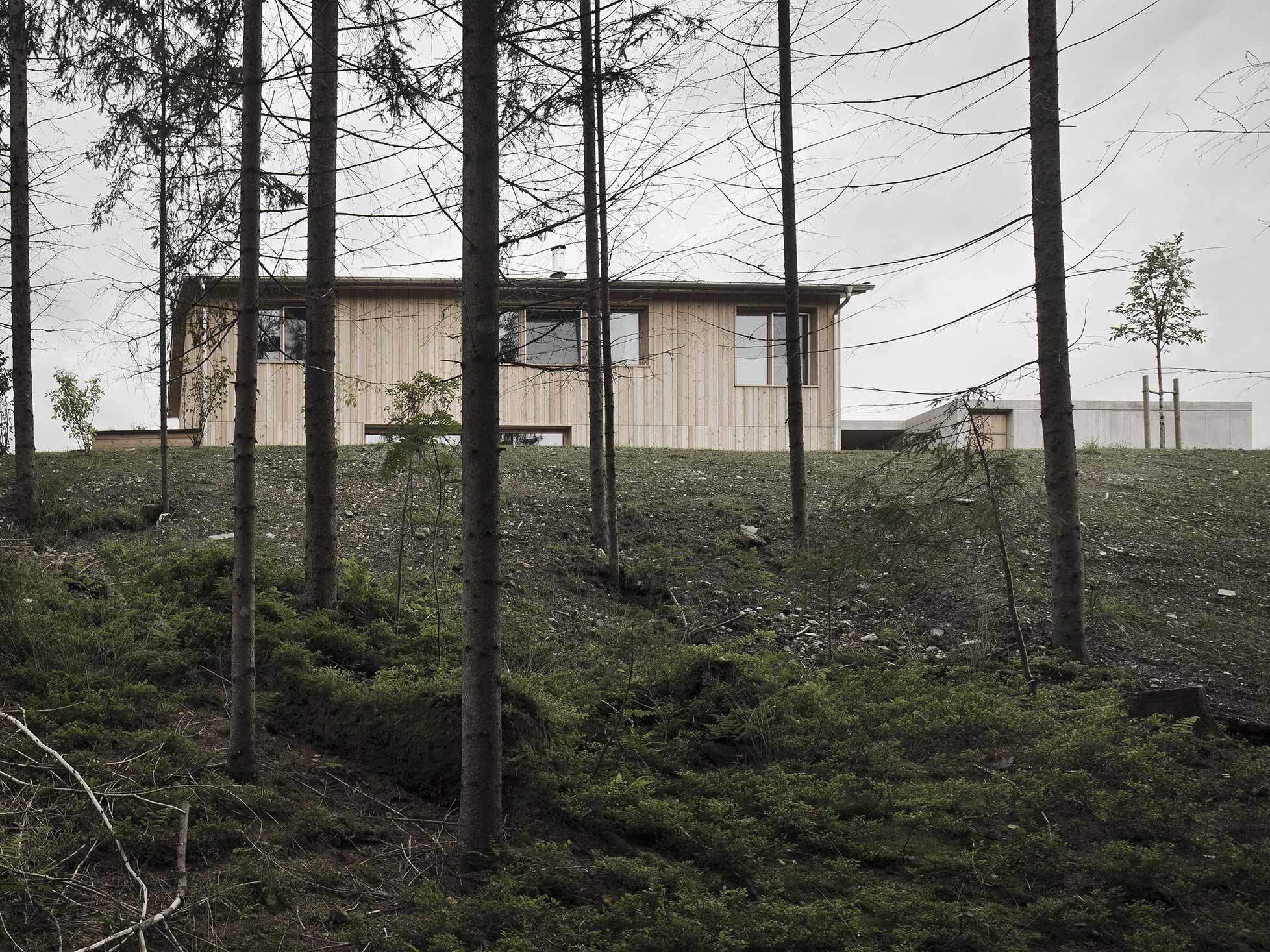Nordostseite des Wohnhauses aus Holz und Beton