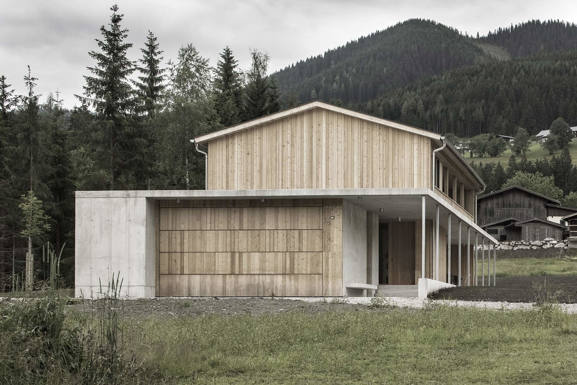 Eingangsseite: die Garage liegt etwas tiefer als das Wohnhaus und ist mit diesem durch eine pavillonartige Betonstruktur verbunden