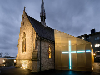 Die neugotische Winton Chapel der Winchester Universität wurde umfassend saniert und erhielt einen goldfarbenen Anbau