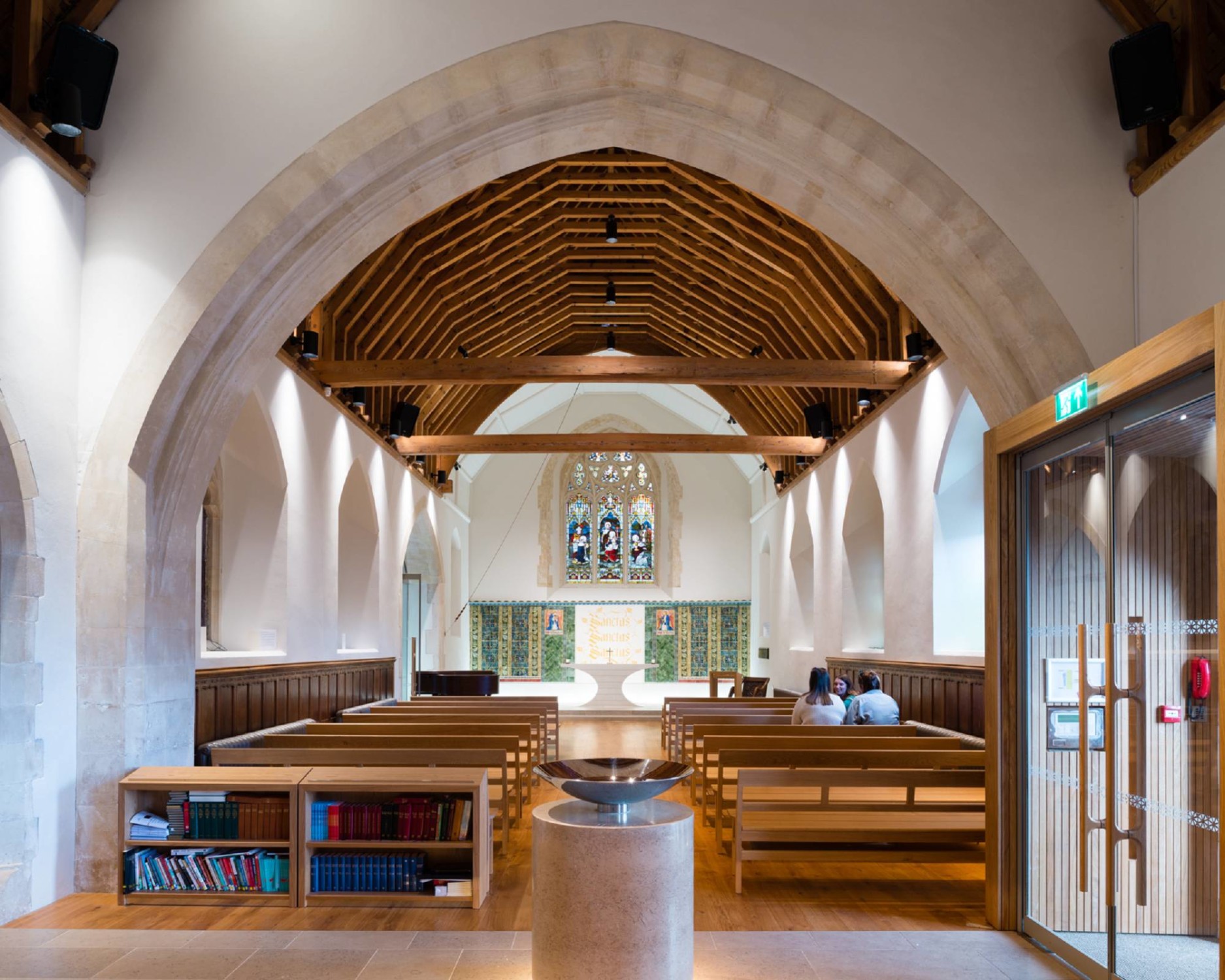 Die alte Holzbalkendecke des Kirchenschiffs wurde instand gesetzt und neue Böden verlegt