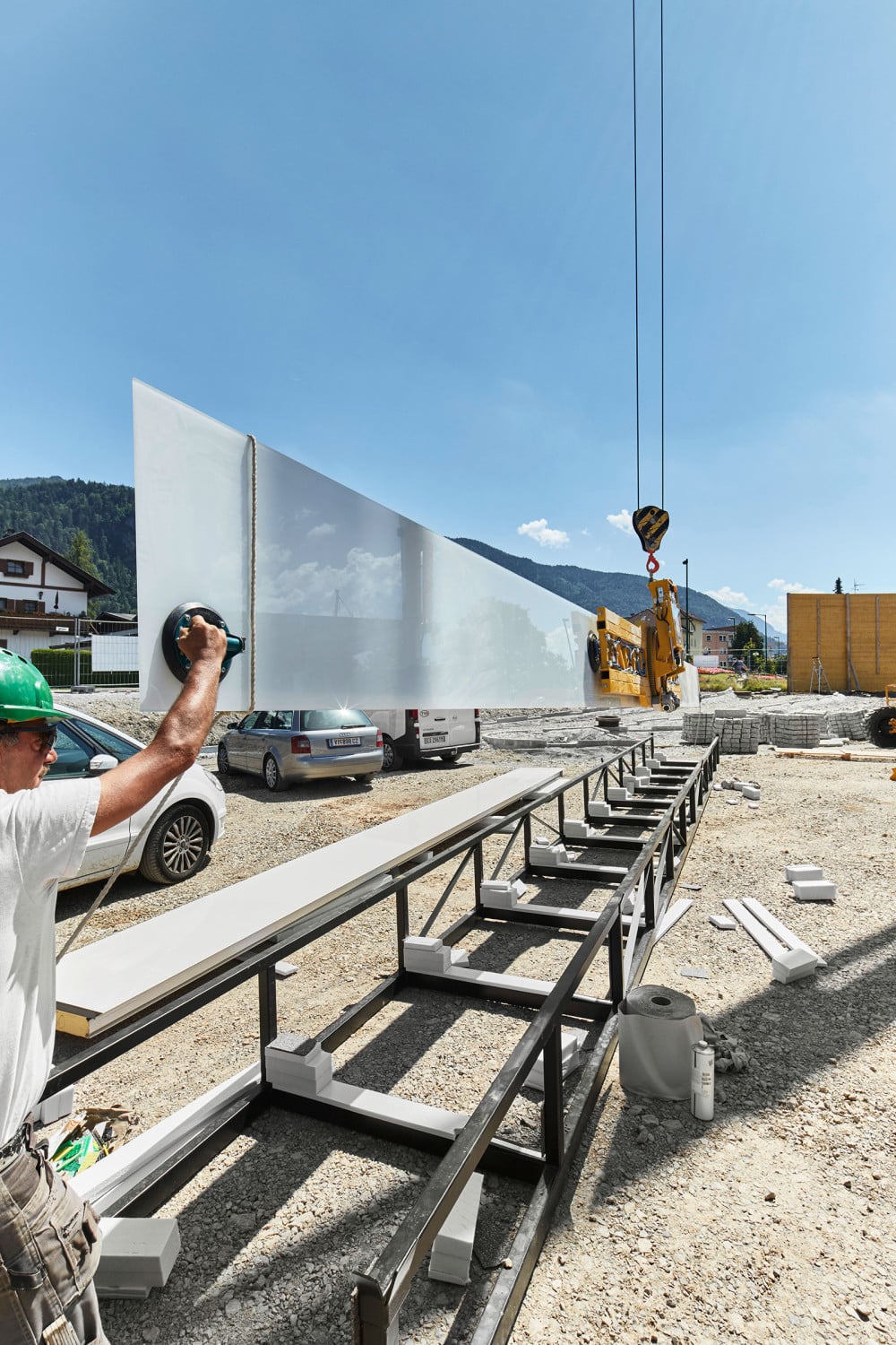 Über eine Structural-Glazing-Verklebung wird die 6 mm starke Verglasung mit dem Sandwichelement verbunden