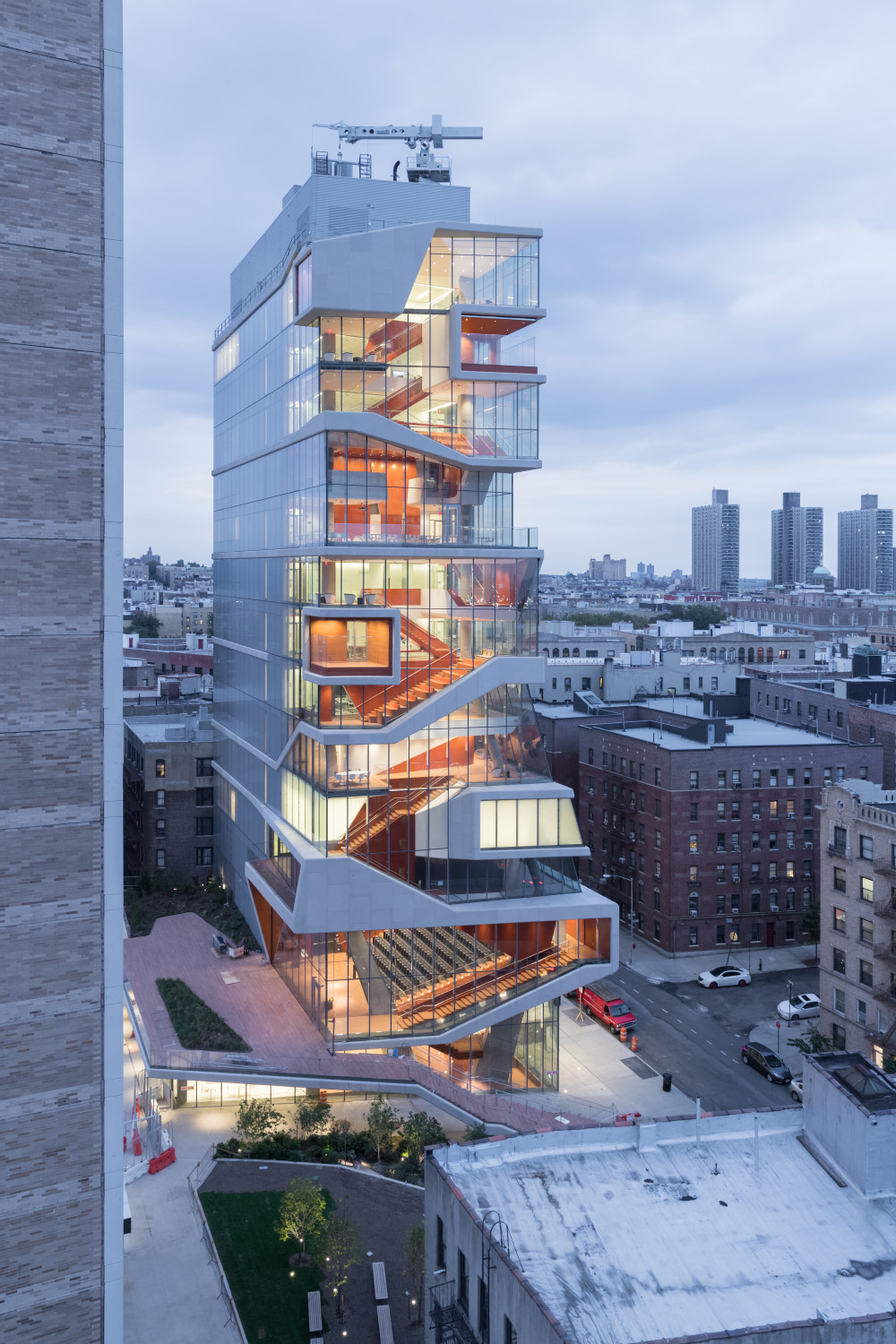 Die südliche Fassade wird von Glasschwertern mit Spannweiten von bis zu neun Metern getragen