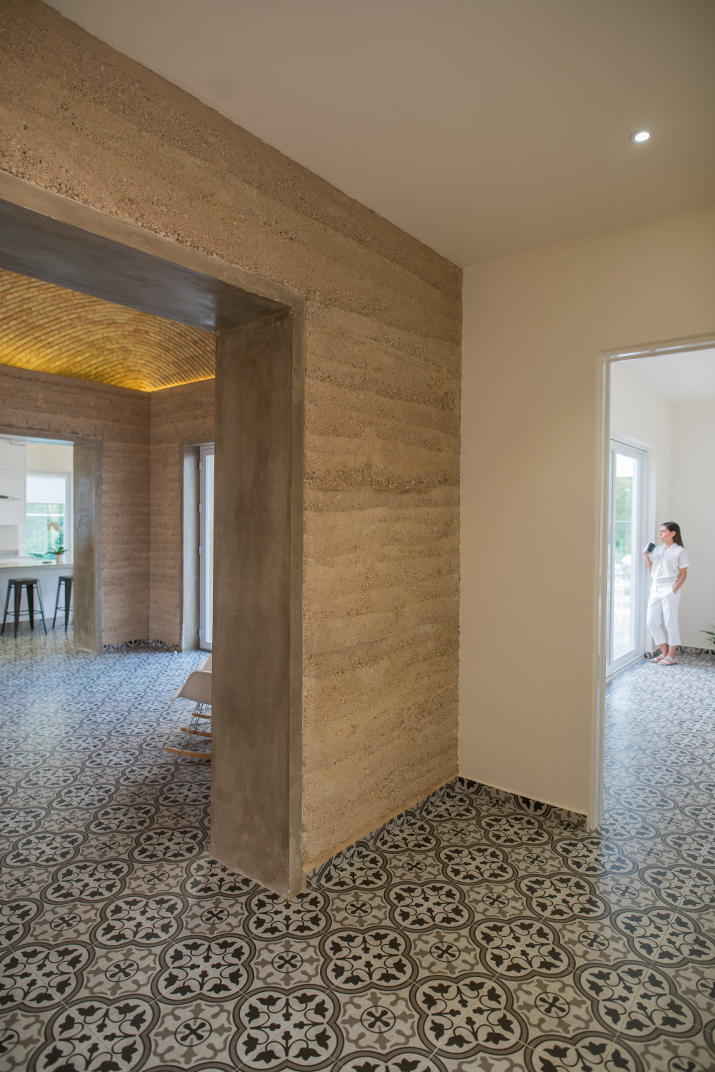 Das Wohnhaus mit 190 m² Fläche ist die Verbindung von Beton mit einer Stampflehmkonstruktion, von moderner und vernakulärer Architektur