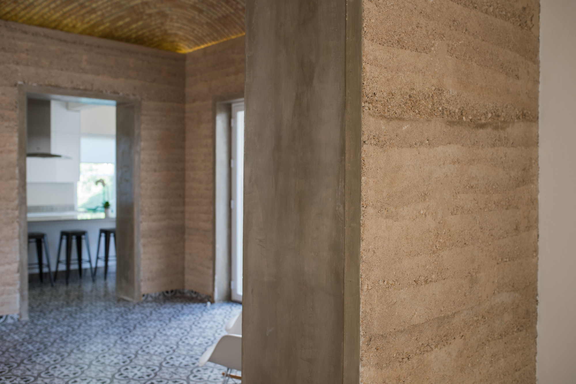In jeder der vier Wände befindet sich ein Durchgang mit Türsturz und Zargen aus glattem Beton