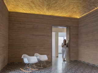 Am nördlichen Rand von Mérida, einer Großstadt auf der Halbinsel Yucatán am Golf von Mexiko, liegt das Earth House in tropischem Klima