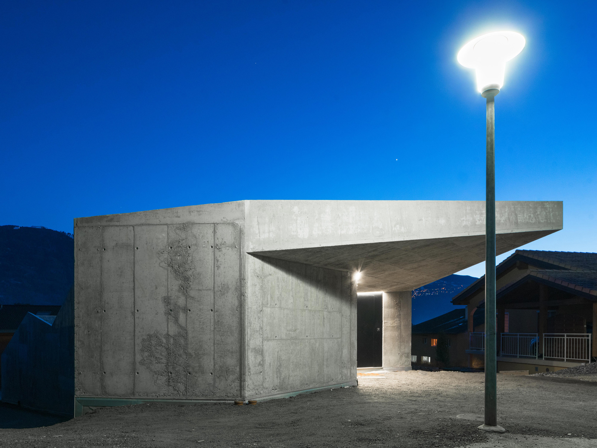 Das lebhafte Erscheinungsbild der Fassade entstand durch eine Schalung mit Holzbrettern unterschiedlicher Größe und Güte