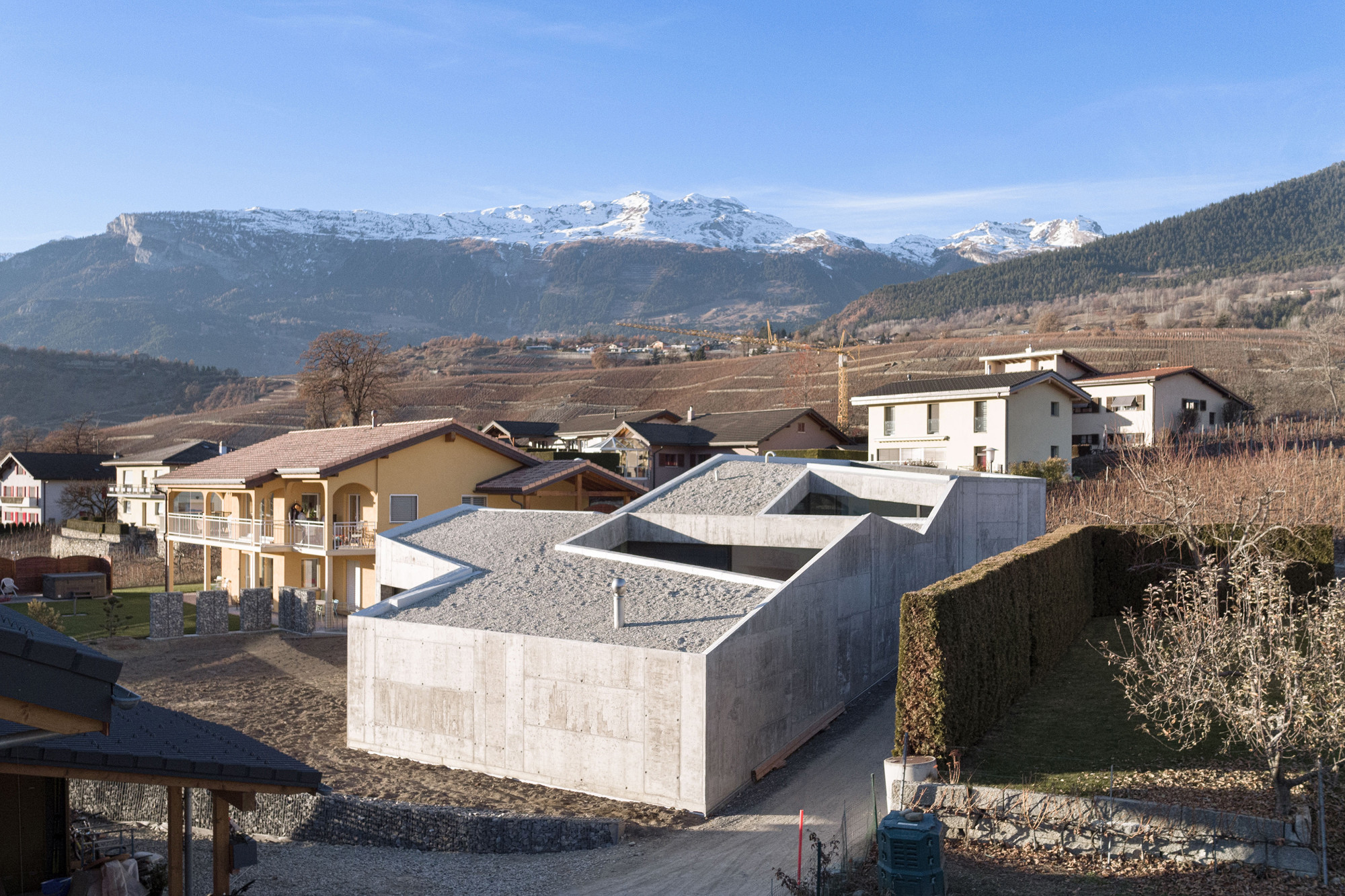 Die Planer von Anako' Architecture schufen ein überwiegend geschlossenes, vor Einblick geschütztes Wohnhaus