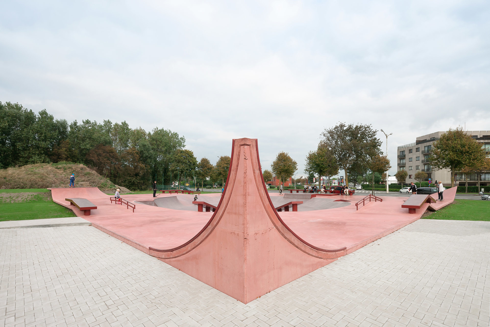 Der Skatepark folgt der Topografie und fügt ihr neue Elemente hinzu