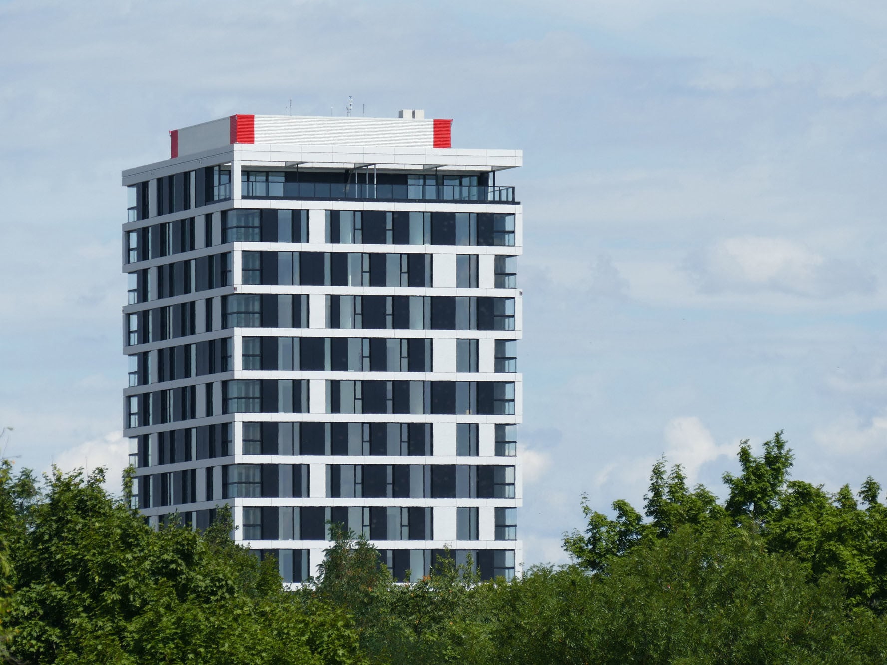 Ein Punkthochhaus reckt sich im Norden von Stuttgart in die Höhe: 75 Meter misst der Wohnturm Skyline zwischen Killesberg und Pragsattel