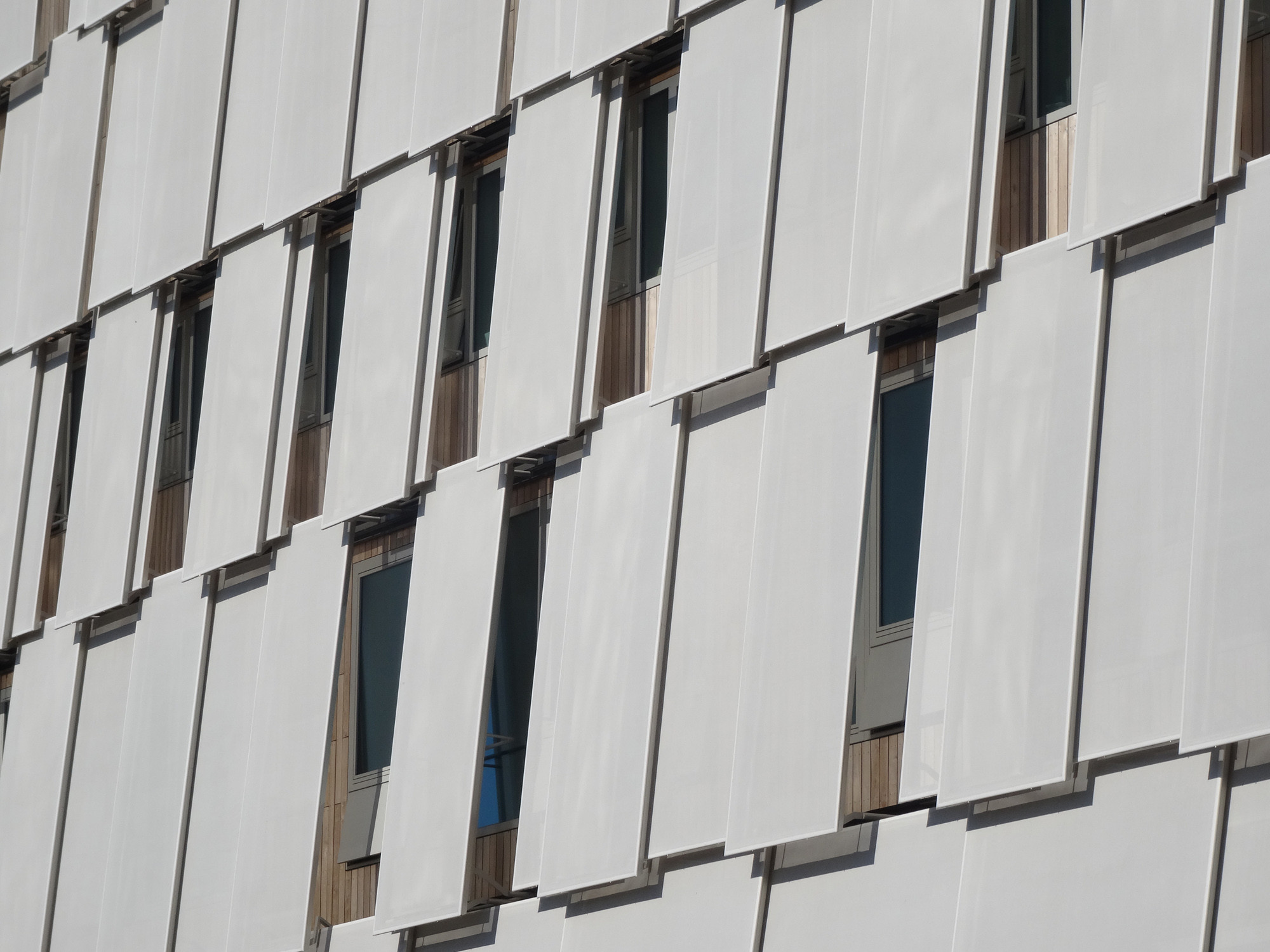 Der Entwurf für den Stahlbetonskelttbau mit Holz-Glas-Fassade und vorgehängten Sonnenschuutzelementen stammt von Ludloff Ludloff Architekten