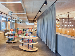 Das Kulturhaus Zürich vereint auf drei Etagen ein Café und Forum für Veranstaltungen wie Konzerte oder Lesungen, einen Buchsalon im ersten Geschoss sowie ein Kino im Untergeschoss