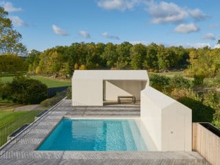 Die private Spa- und Poollandschaft umfasst ein Außenbecken mit überdachtem Aufenthaltsbereich und ein unterirdisches Innenbecken mit Sauna