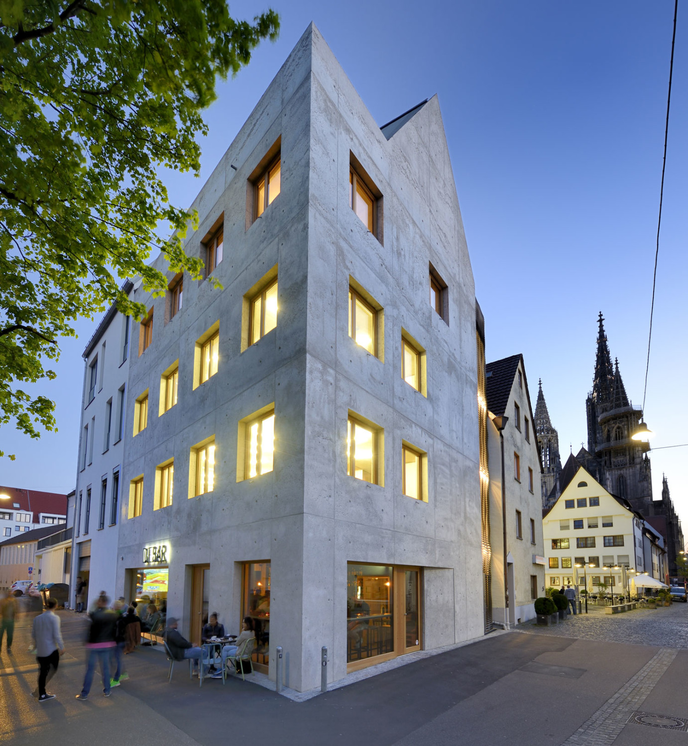 Das neue Wohn- und Geschäftshaus verdichtet das Gebiet hinter dem Ulmer Münster