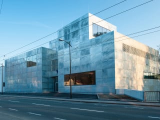 An einer viel befahrenen Ausfallstraße im Stadtteil Aigen entstand das neue Probenzentrum des Salzburger Landestheaters für Theater, Ballett und Chor sowie Schneiderei