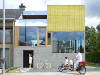 Das Wohnhaus Stephanie & Kevin von Atelier Vens Vanbelle ist ein Reihenendhaus am Ortsrand von Haaltert