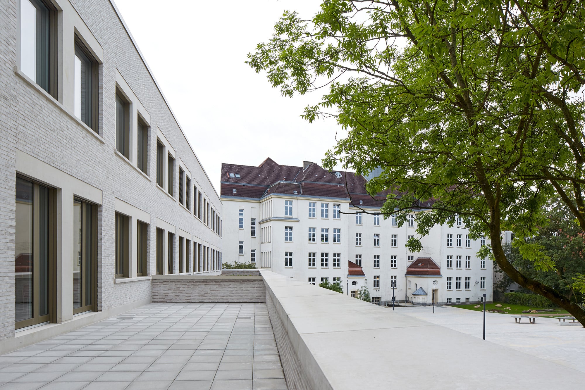 Um die Zusammengehörigkeit von Bestand und Neubau zu stärken, griffen die Architekten den Farbton des Altbaus bei den Vormauerziegeln der Erweiterung auf