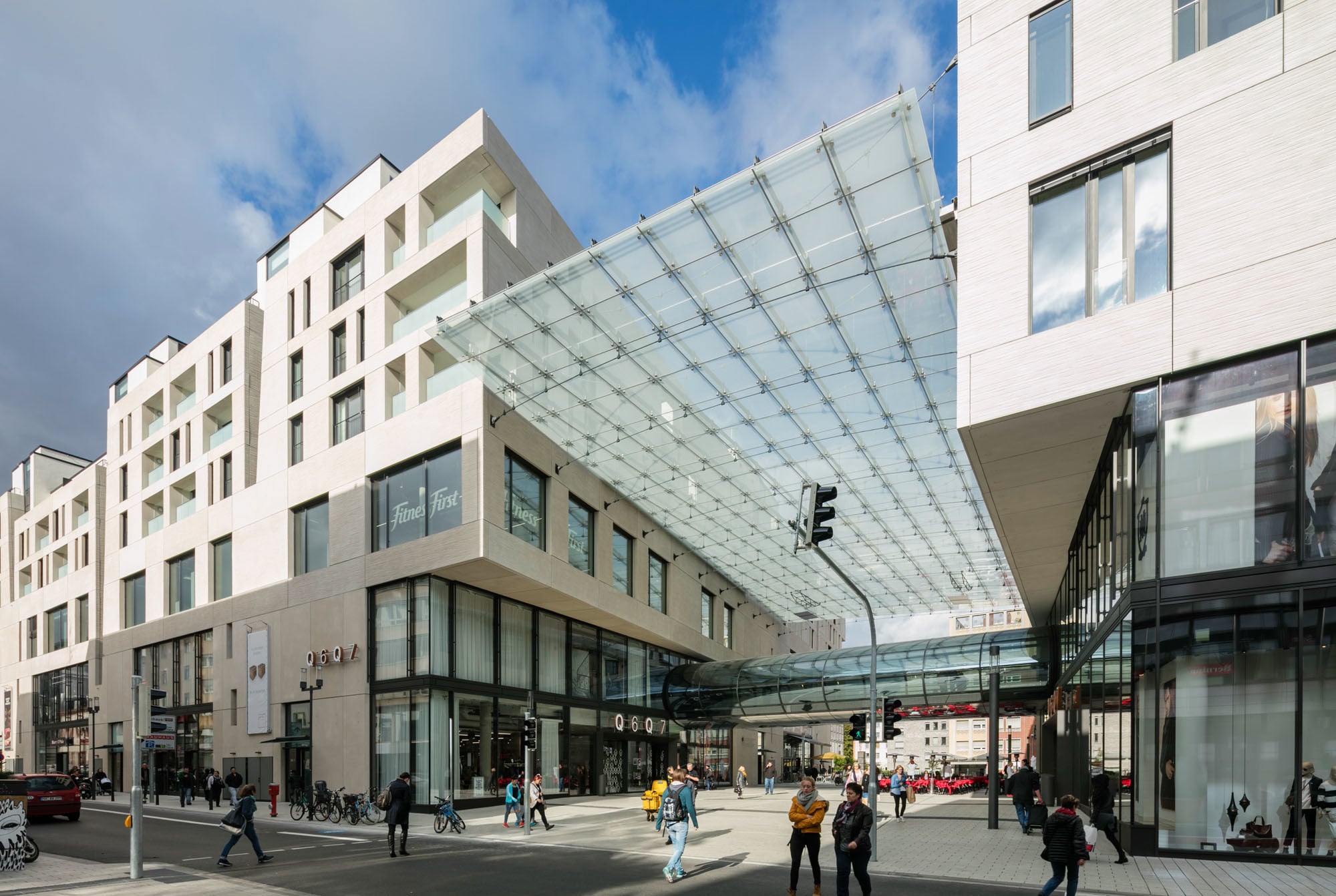 Am Münzplatz sind die Baublocks durch eine gläserne Röhre und eine abgehängte Glasdachkonstruktion verbunden