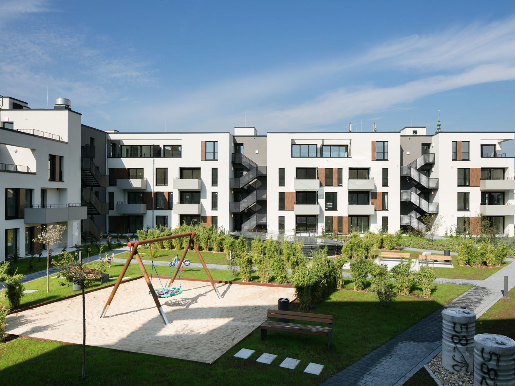 Die Stuttgarter Architekten Blocher Partners entwarfen zwei Baublocks mit Gewerbe und Gastronomie, Wohnungen, Gesundheitsversorgung, Hotel und Freizeitangeboten (Blick aus der Fressgasse mit Q6 im Vordergrund)
