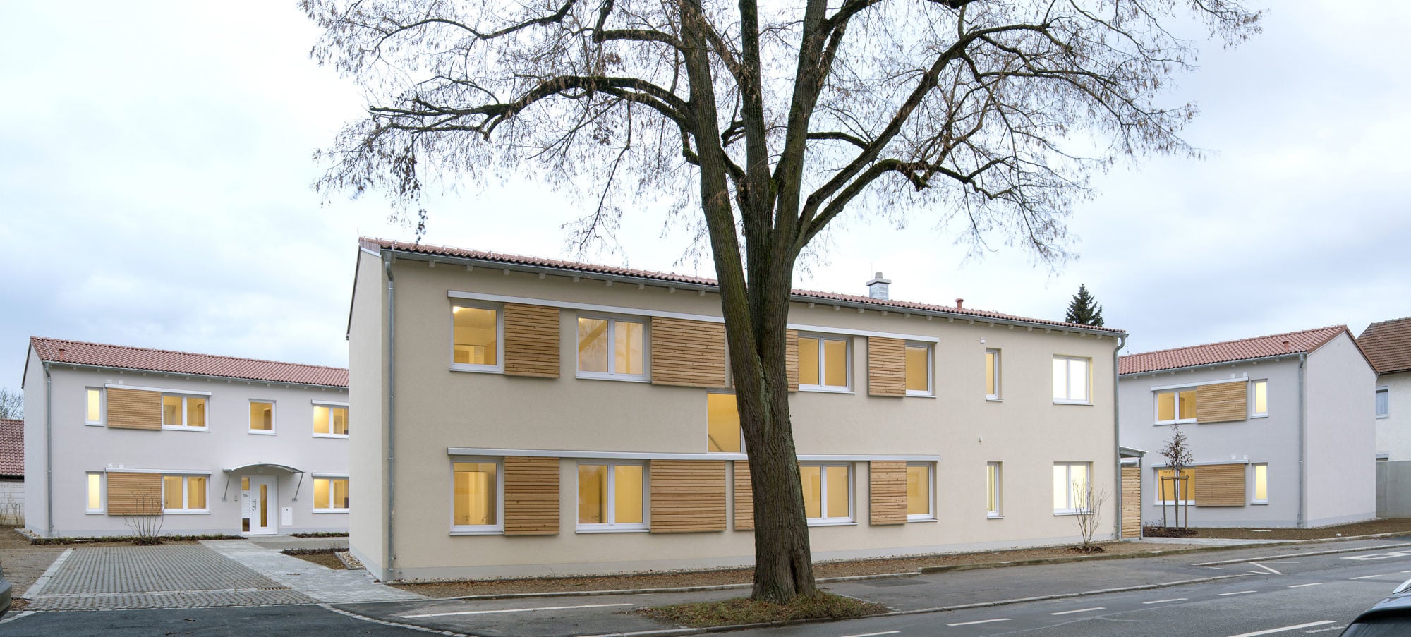 Bei einer Wohnanlage in Straubing wurden durch einen hohen Vorfertigungsgrad (Redbloc-Ziegelelemente) Bauzeiten wie -kosten reduziert. Jedoch nicht auf Kosten von Qualität und Nachhaltigkeit