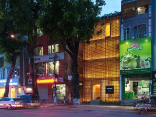 In Hanoi haben VTN Architects und Takashi Niwa Architects mit dem Nanoco Showroom ein Galeriegebäude entwickelt, das mit seiner homogenen Fassade ins Auge fällt.