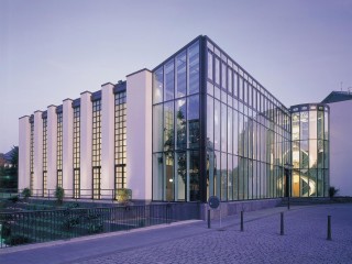Sonnenschutzgläser sorgen dafür, dass auf zusätzliche Kühl- und Verschattungsmaßnahmen weitestgehend verzichtet werden kann