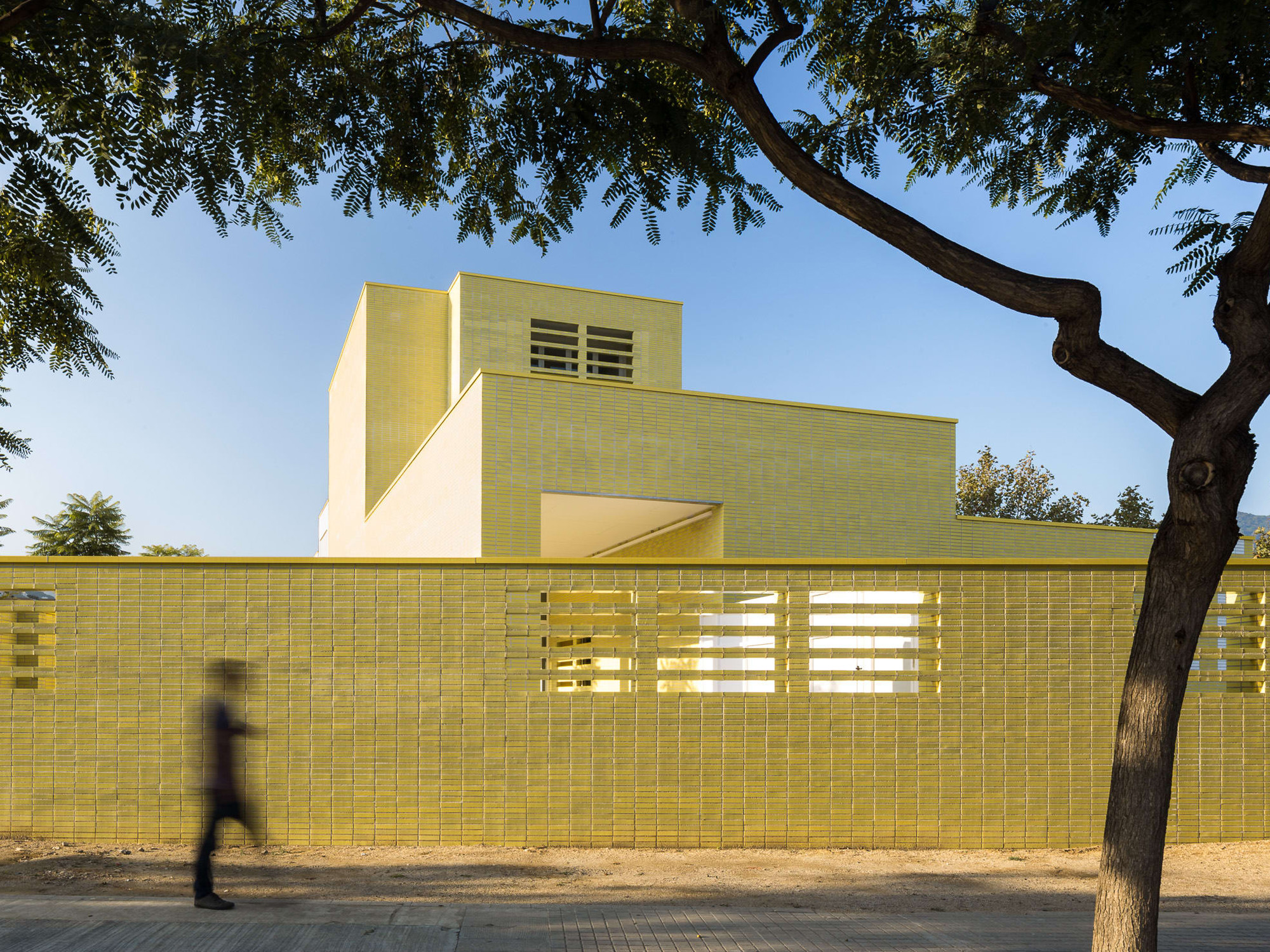 Дрим тим хаус дом снаружи. Деревянная школа современная. Caixaforum sevilla / васкес консуэгра. Современные беседки. Архитектура школа litherland high school.