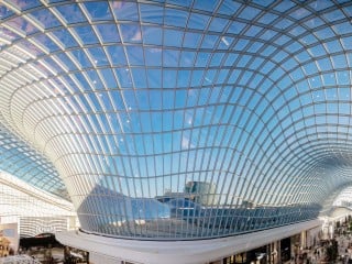 Der Erweiterungsbau des Chadstone Shopping Centre wird von einer freigeformten Stahl-Glas-Konstruktion überdacht