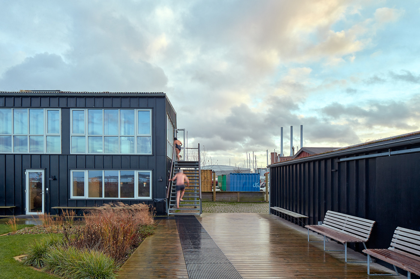 Große Fenster an der Nord- und Westfassade geben den Blick über den Öresund frei
