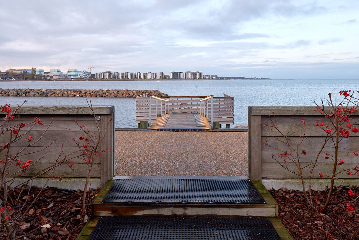Wenige Schritte über die Uferpromenade führen zum hölzernen Badesteg