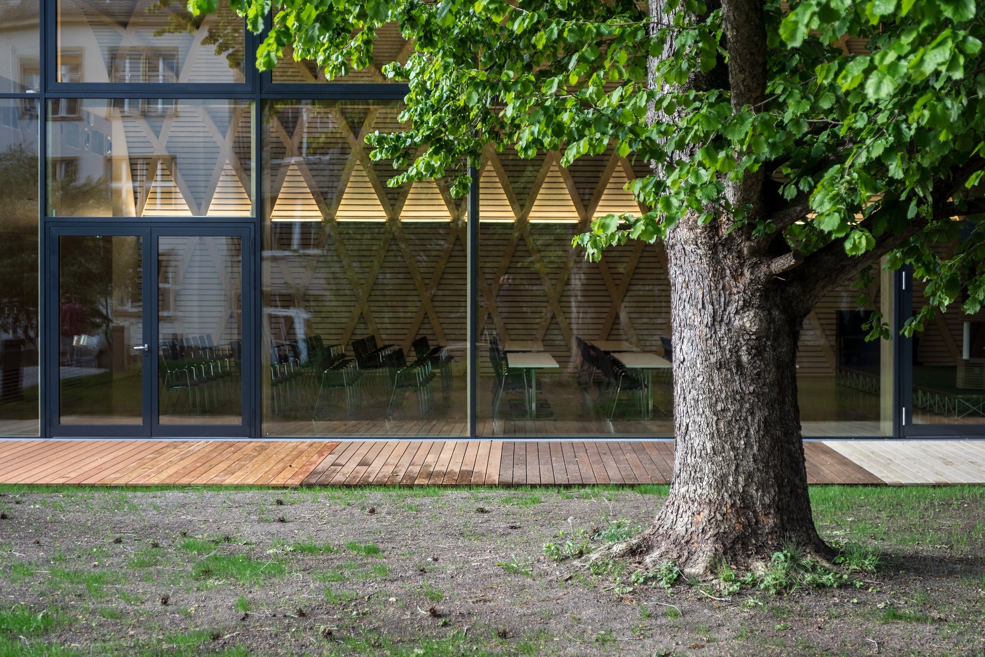 Eine hölzerne Terrasse erweitert den Veranstaltungssaal zum Garten