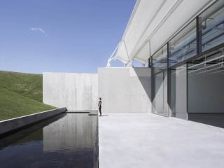 Die Kunstgalerie von Renzo Piano liegt inmitten des Weinbaugebietes des Château la Coste