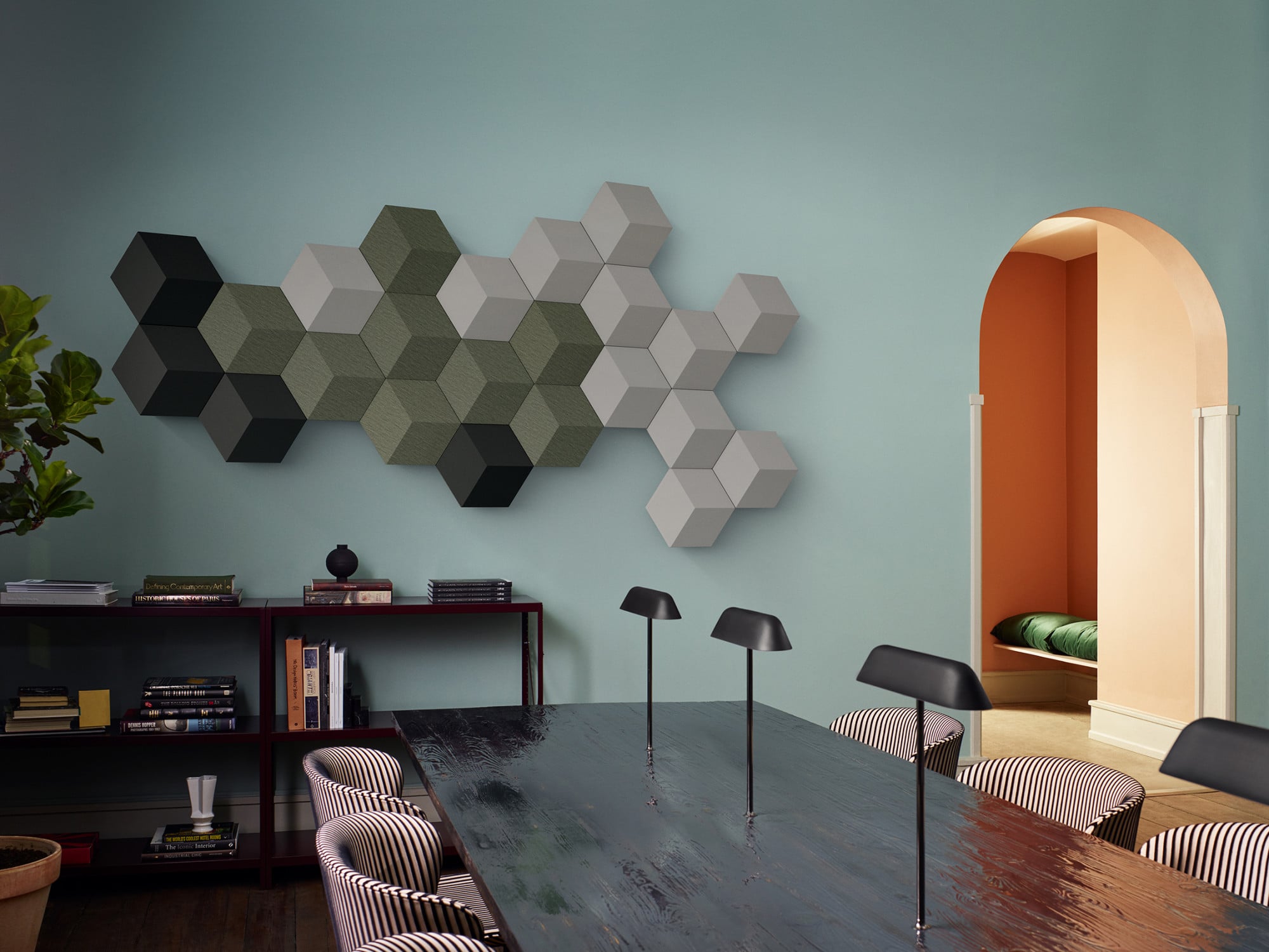 Eine Trias aus akustischem Dämpfer, Lautsprecher und Verstärker sorgt als Musikanlage Beosound Shape für einen guten Klang