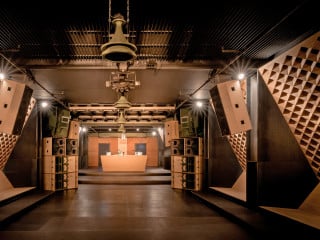 Als Zwischennutzung befindet sich seit April 2017 der Blitz Club in einem Gebäudeteil des Deutschen Museums in München: im Bild der erste Barraum, ausgestaltet mit Naturstein und kantigem Holztresen