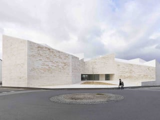 Auffallend hell erhebt sich das neue Kulturzentrum Cour et Jardin an einer Straßenkreuzung nahe des Zentrums von Vertou (Ansicht Südost)