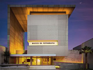 Der Umbau nach Plänen von Marcus Novais Arquitetura war notwendigerweise radikal: Eingangsseite des Museums für Fotografie in einer ehemaligen Schule im brasilianischen Fortaleza (Westansicht)