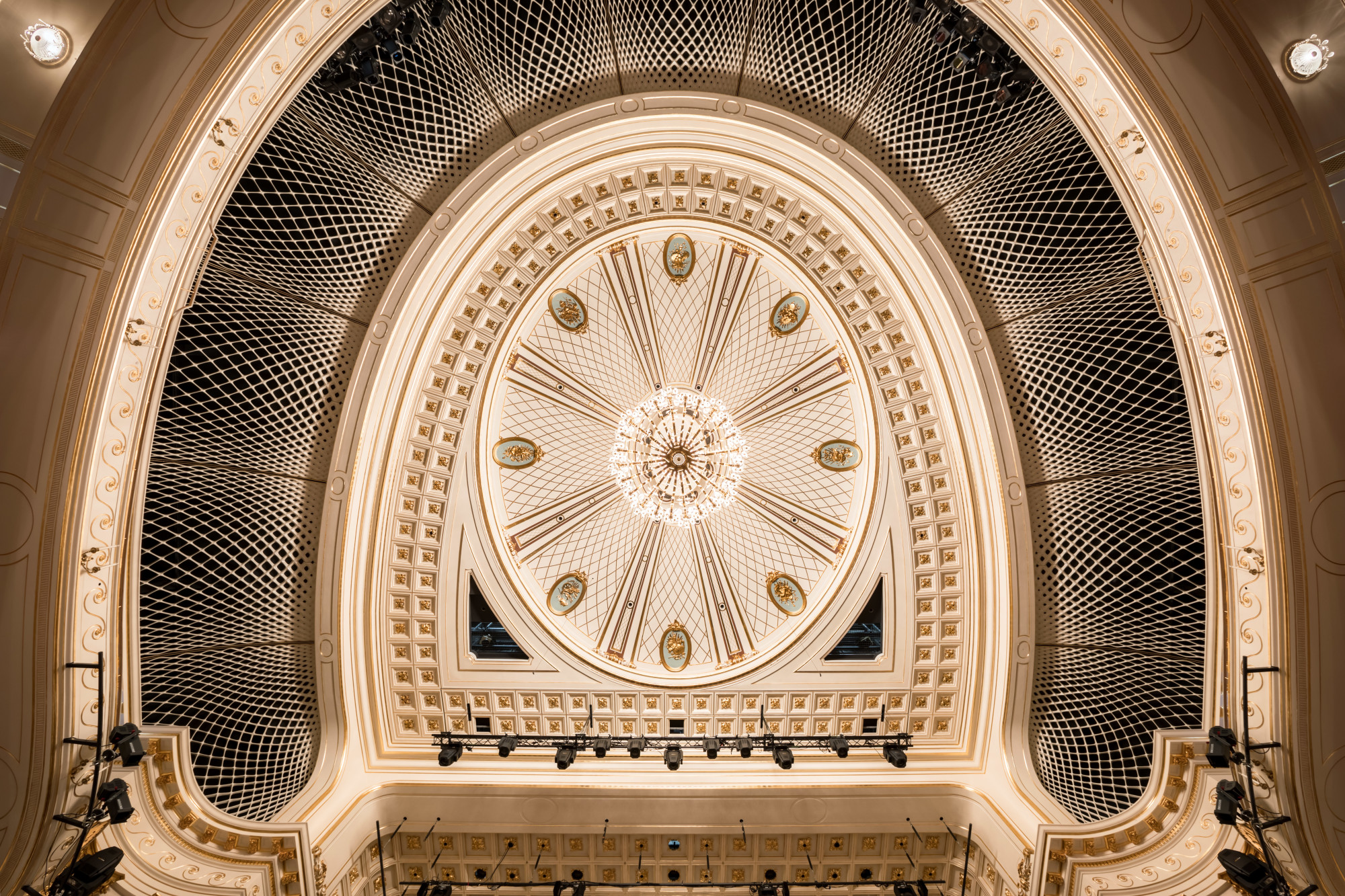 Ein Lifting im wahrsten Sinn des Wortes hat die Staatsoper Unter den Linden in Berlin im Rahmen einer Generalinstandsetzung erfahren