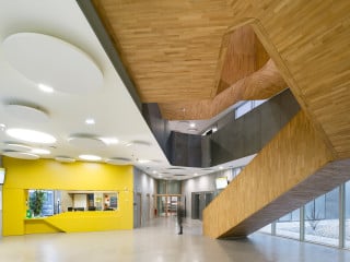 Der silbern schimmernde Neubau beherbergt das Nationale Institut für Territorialstudien (INET), eine Hochschule, die auf die Aus- und Weiterbildung Verwaltungsmitarbetern spezialisiert ist
