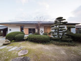Wenige Farben und Materialien, klare Linien und fein ausgearbeitete Details vermitteln bei dem von Araki + Sasaki architects geplanten Wochenendhaus Ruhe und Zurückhaltung
