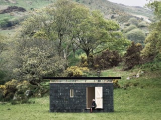 Inspiration für das Wochenendhaus Slate Cabin fanden die Planer im tiefen Felsgrund des Landes, das in hohem Maße von Schiefer geprägt ist