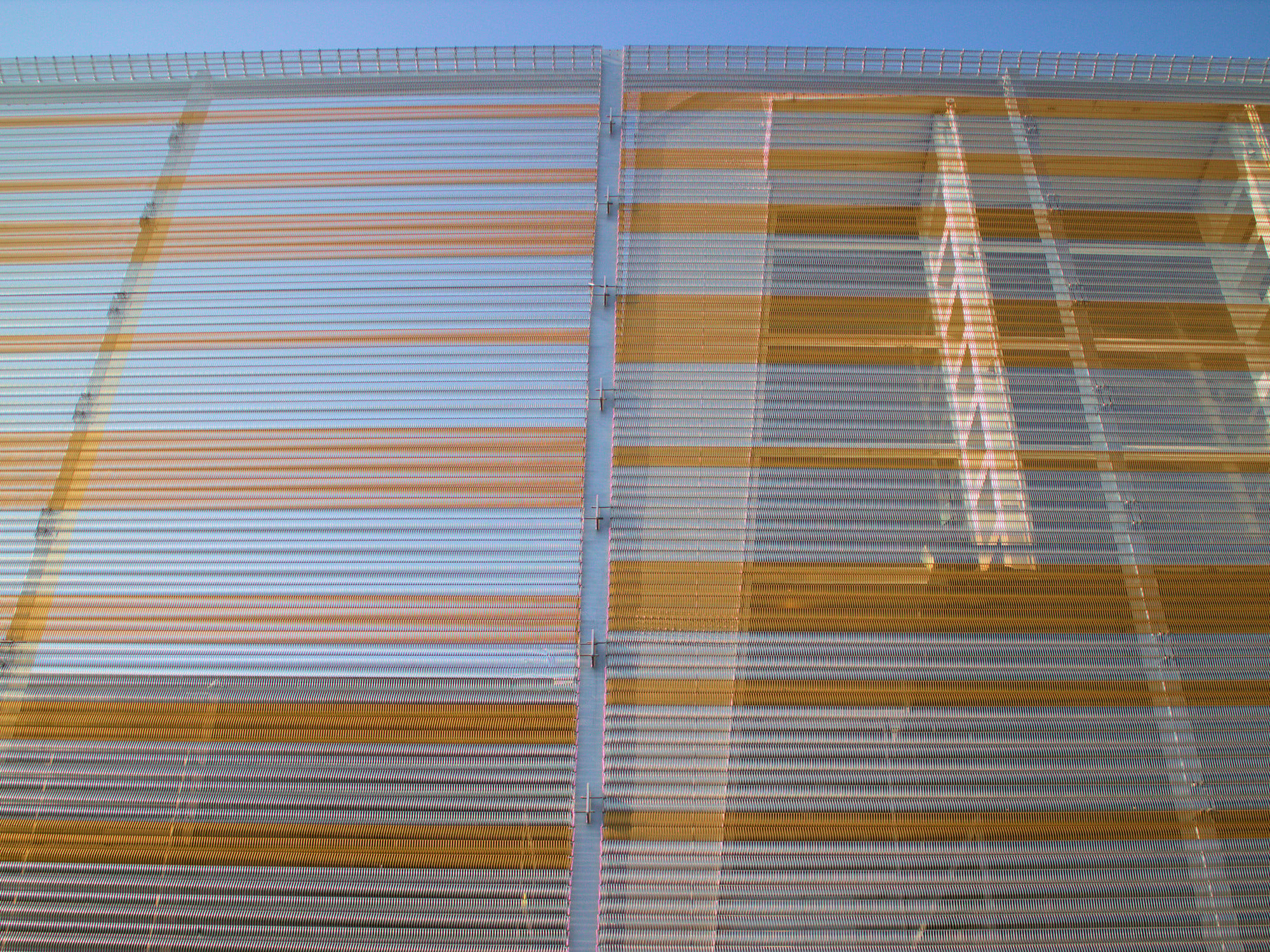 Mit Architekturgeweben aus den Reihe Creativewave lassen sich Gebäude semitransparent umhüllen, so z. B. mit dem Produkt Omega am Haus für Musik und Musiktheater (MUMUTH) in Graz