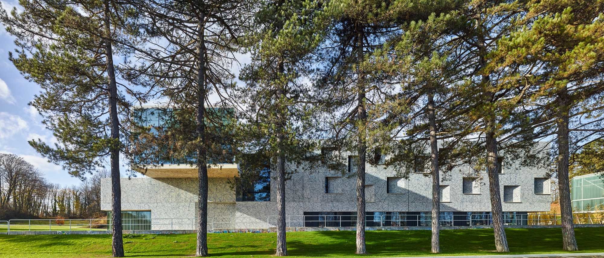 Der Tanzsaal im Obergeschoss kragt weit aus und bietet Ausblick zur Zitadelle (Ostansicht)