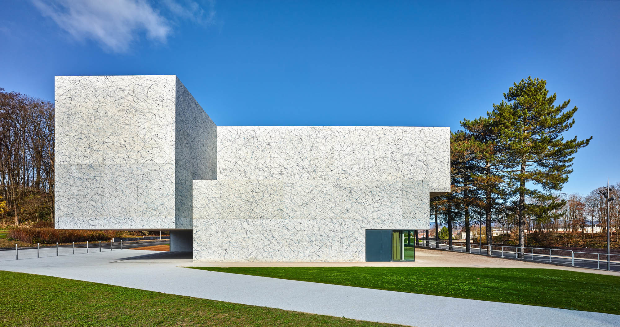 Die Straßburger Architekten Dominique Coulon & Associés schufen ein Gebäude, dessen Nutzungen sie in einzelne Volumen gliederten und auf drei Geschossen geschickt verzahnten (Südansicht)