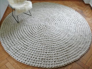 Gehäkelt, nicht gestrickt sind die flauschigen Teppiche Flow aus gewalkter Schurwolle