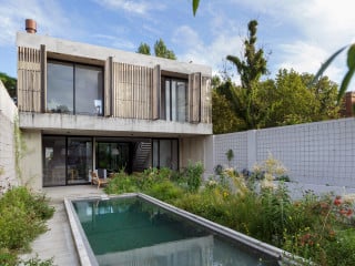 BAM! arquitectura entwarfen das Memo House, dessen Wohn- und Gartenebene gleichsam ineinander verschlungen sind