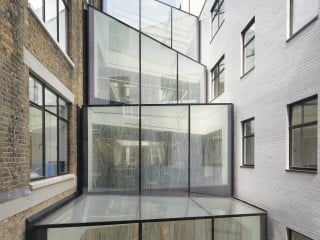 Die Hofsituation in der Baker Street 82 vor und nach der Umgestaltung durch Marks Barfield Architects: die neue Glasarchitektur schiebt sich elegant zwischen die Bestandsfassaden