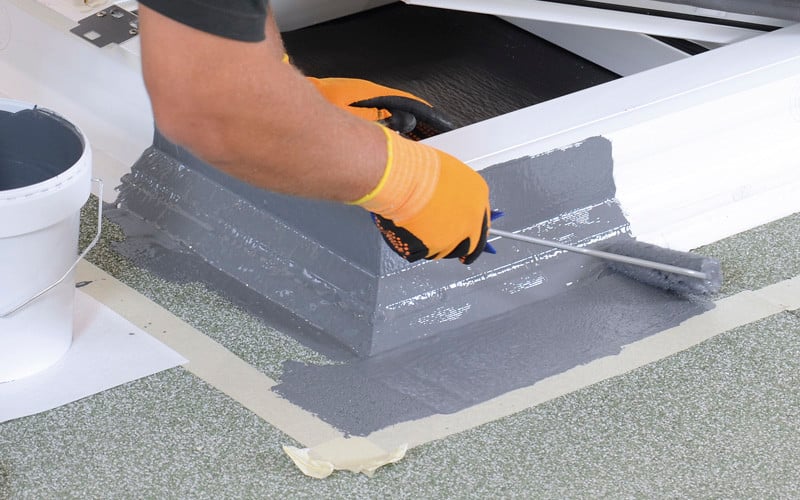 Beide Systeme, die 1-Komponenten-Lösung Bauder Liquitec PU sowie Bauder Liquitec PMMA , eignen sich für schwierige Details und Durchdringungen.