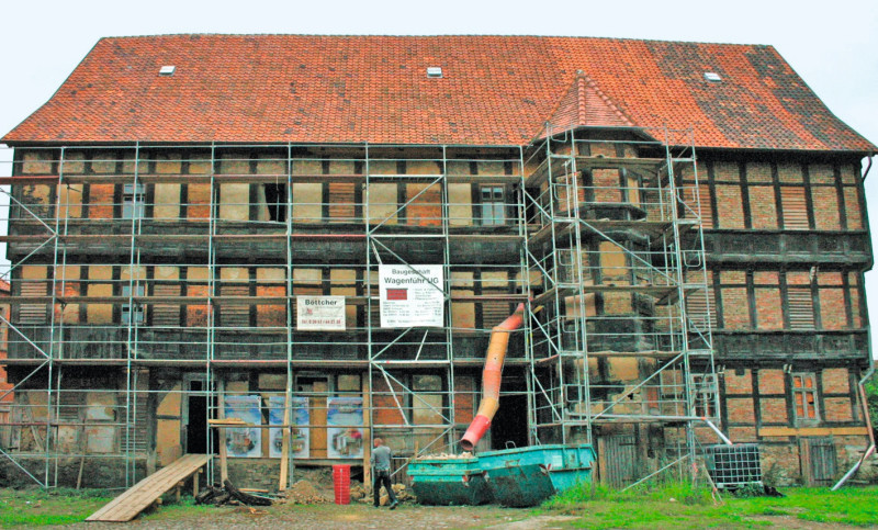 Nordfassade zu Beginn der Sanierungsarbeiten