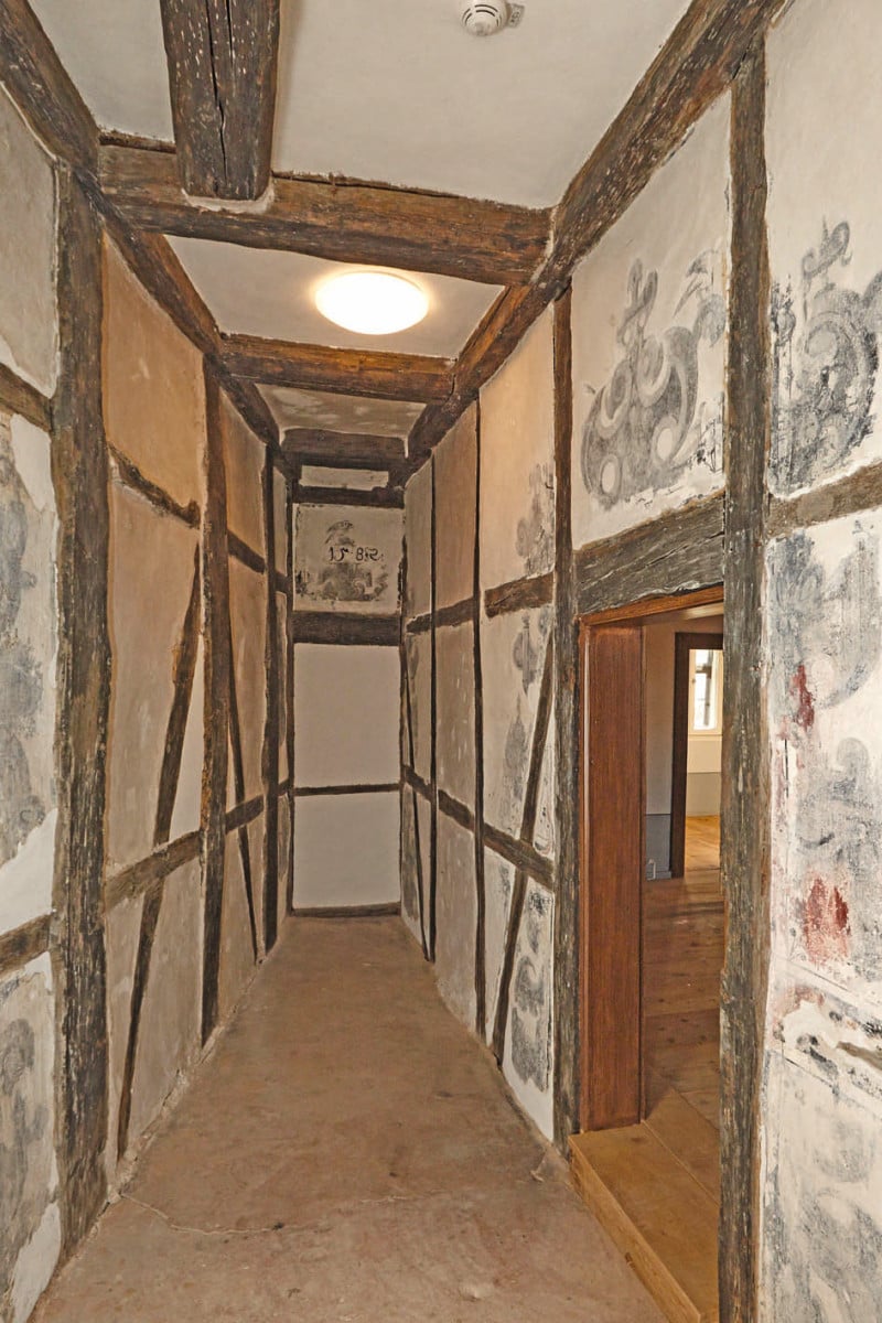 In den Fluren auf der Westseite sind in vielen Gefachen noch die Malereien der Renaissance zu erkennen