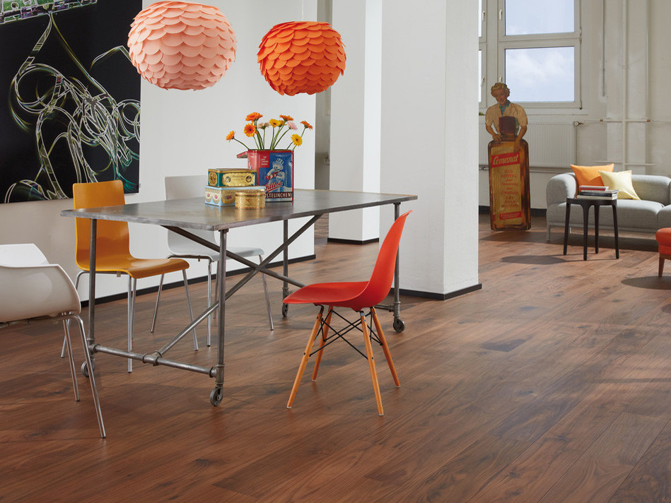 Holz sorgt für ein angenehmes Raumklima und behagliche Atmosphäre (Abb. Nussbaum)