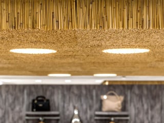 Mit dem Reet Akustik Absorber bietet das Unternehmen Hiss Reet eine innovative Verwendung von Schilfrohr als schallabsorbierendes Deckenpaneel an